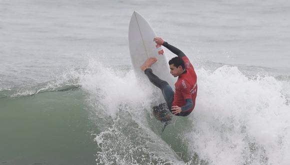 Lucca Mesinas se convirtió en el primer peruano en clasificar al Tour Mundial del surf. (AP)