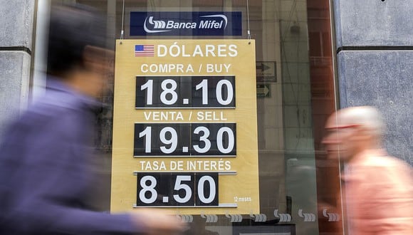 El dólar cotizaba a 20,4 pesos en México este viernes. (Foto: AFP)