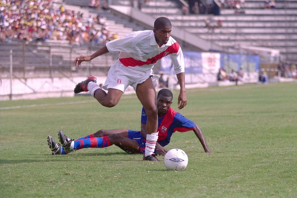 Jefferson Farfán debuta en la selección absoluta, a la edad de 18 años, en un partido amistoso contra la selección de Haití. El partido se jugó el 23 de febrero del 2003 en el Estadio Nacional, la “Foquita” convierte a los 84 minutos su primer gol con la selección adulta en el triunfo por 5-1. (Foto GEC Archivo)