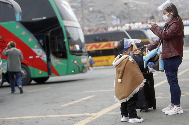 Si piensas viajar en bus interprovincial durante el feriado largo, presta atención al protocolo establecido por el Gobierno. (Foto: César Campos / GEC)