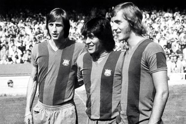 El año 1973 Hugo Sotil firma por el Barcelona de España donde permanece hasta el año 1977, jugando 70 partidos y convirtiendo 18 goles en la Liga y copas internacionales. Con el equipo azulgrana obtiene la Liga Española formando dupla con Johan Cruyff. (Foto AFP)