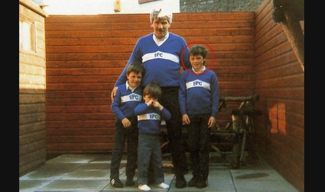 Jamie Carragher, uno de los jugadores míticos del Liverpool, posa de niño con los colores del Everton