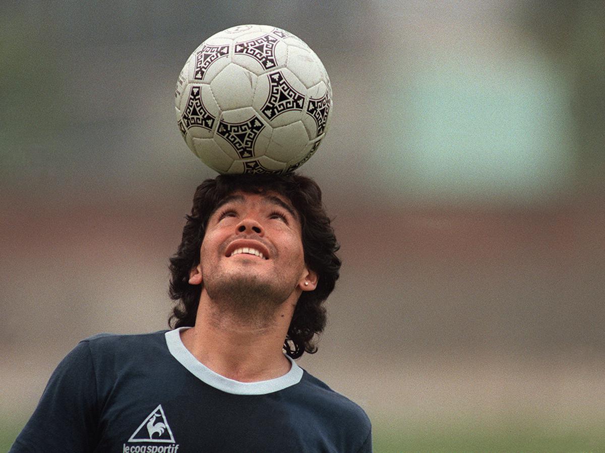 De cuando Maradona estuvo por Malasaña echando una falsa partida al  futbolín con Pelé y Zidane