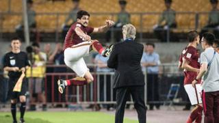 Pellegrini sufre la ‘Patada de la Grulla’ en la celebración del triunfo en la Superliga China