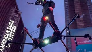 Hombre “vuela” en medio del Times Square de Nueva York encima de un dron gigante