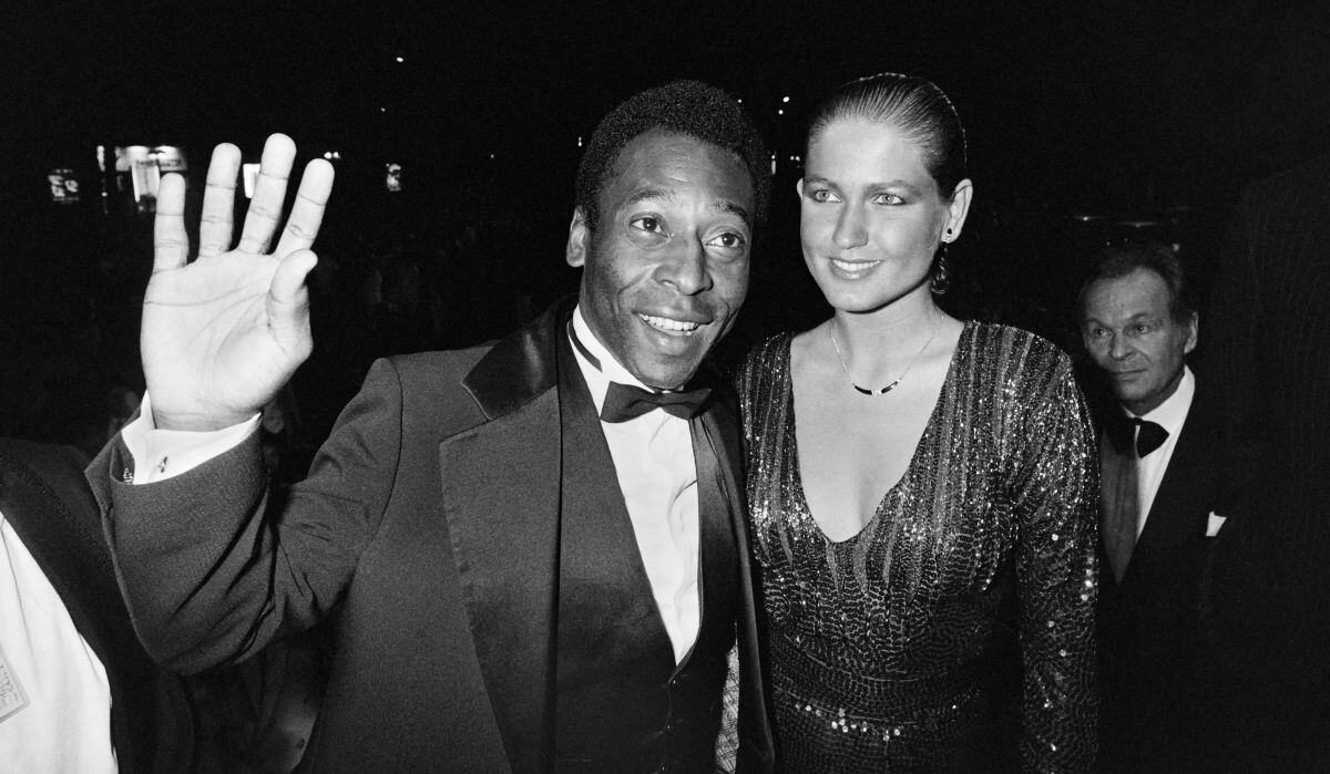 La foto tomada el 14 de mayo de 1983 muestra al jugador de fútbol brasileño Pelé y su entonces pareja, la cantante y presentadora de televisión brasileña Maria das Gra as Meneghel, alias Xuxa, durante el 36º Festival Internacional de Cine de Cannes (Foto: Ralph Gatti / AFP)