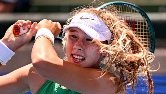 Mirra Andreeva, de solo 16 años y que arrasó con Ons Jabeur, la sexta mejor tenista del mundo. (Foto: AFP)