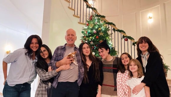 Bruce Willis junto a su esposa Emma Heming, su exesposa Demi Moore
 y sus hijas. (Foto: @Bruce Willis).