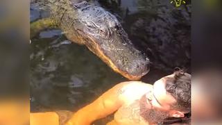 Hombre nadó junto a un cocodrilo y se llevó un susto que jamás olvidará