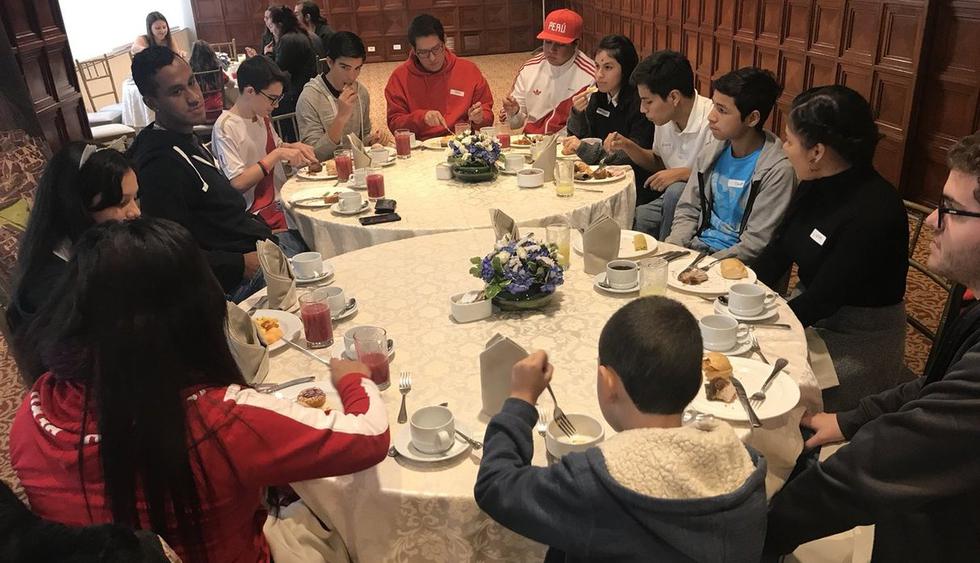 Selección Peruana: Renato Tapia cumplió y tomó desayuno con sus seguidores. (AFP/AP)