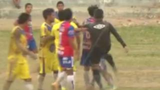 Copa Perú: árbitro es agredido y se defiende con tremenda patada (VIDEO)