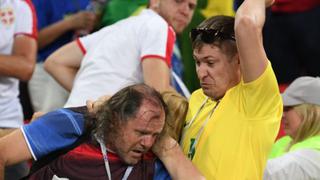 Hinchas de Brasil y Serbia protagonizaron terrible pelea en Rusia 2018 [VIDEO]