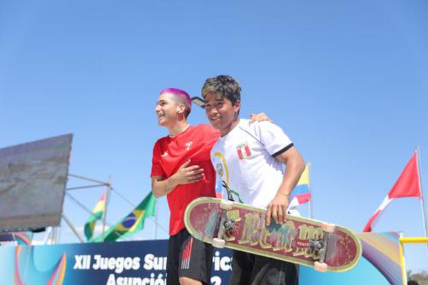 Ángelo Caro y Deyvid Tuesta, los dos representantes peruanos del skateboarding, modalidad street. (Asunción 2022)