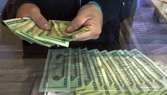 El dólar se negociaba a 20,6 pesos en México este miércoles. (Foto: AFP)