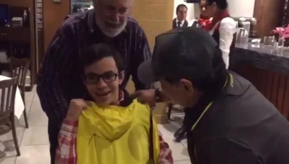 Con la grandeza de siempre, Diego Maradona es protagonista de unas tiernas imágenes al lado de un niño especial que lo abordó en una restaurante de Sinaloa. El video fue publicado en YouTube. (Foto: captura de video)