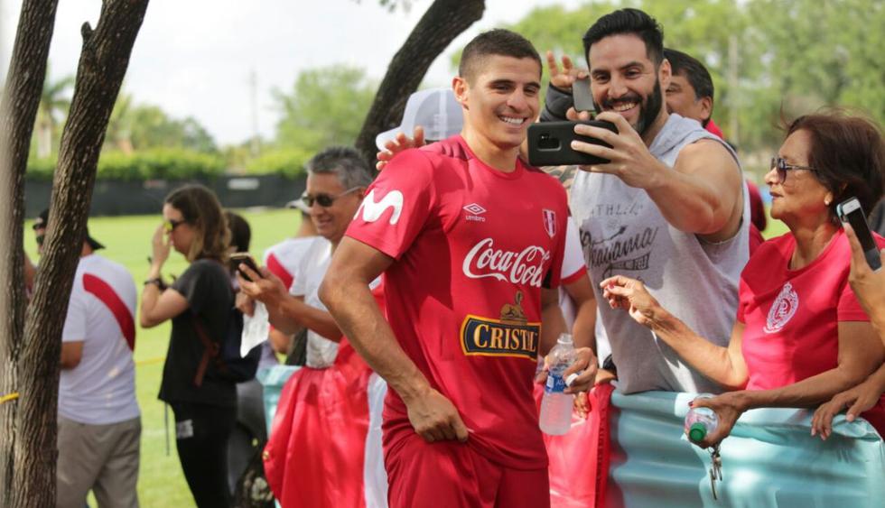 ¡Yo te sigo a todas partes! hinchas acompañaron a la Selección Peruana en su primer entrenamiento. (Fotos: Fernando Sangama)