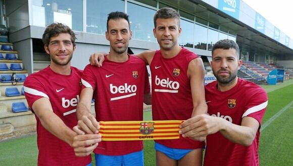 Sergi Roberto (tercer capitán), Sergio Busquets (primer capitán), Gerard Piqué (segundo capitán) y Jordi Alba (cuarto capitán). Foto: FCB