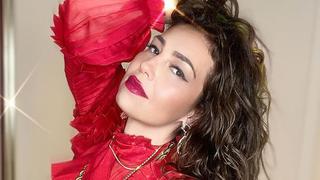 Thalía posa igual a su personaje en “Marimar”: Con un vestido rosa de plumas y collar de perlas