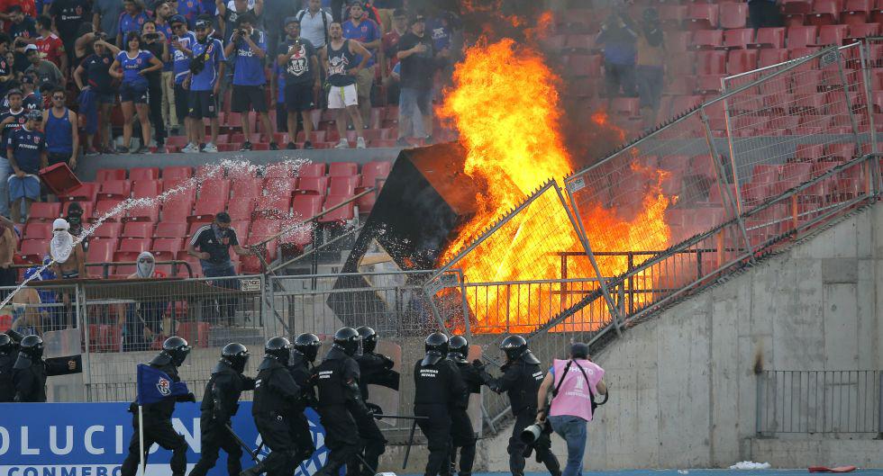Universidad de Chile vs. Internacional: hinchas prendieron fuego en tribuna del Estadio Nacional de Santiago | FOTOS y VIDEO NCZD | FUTBOL-INTERNACIONAL | DEPOR