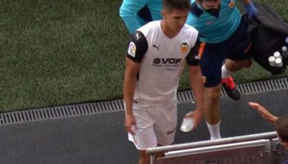 El jugador peruano abandonó el campo en el duelo entre Valencia y Brentford tras una lesión. (Foto: Twitter)