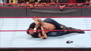 WWE: Seth Rollins quiso enfrentarse a Triple H, pero Samoa Joe le dio tremenda paliza (VIDEO)