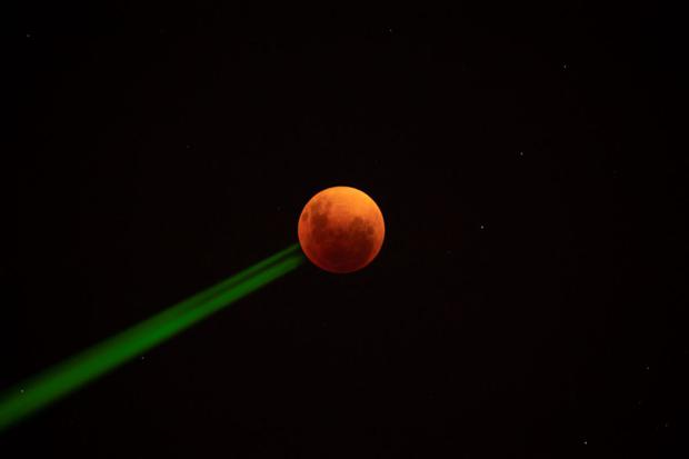 La Luna de sangre se ve durante un eclipse lunar total (Foto: AFP)