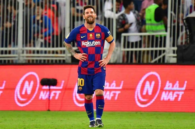 Lionel Messi y el tenso momento vivido con un fanático que saltó a la cancha. (Foto: AFP)