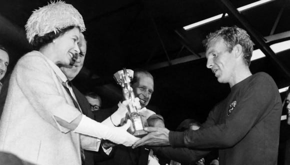 Isabel II del Reino Unido entrega el trofeo a Bobby Moore. (Foto: AFP)