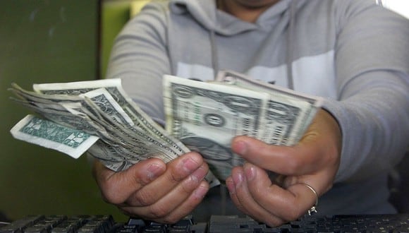 El dólar se cotizaba a 19,9 pesos en México este jueves. (Foto: GEC)