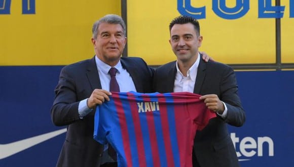 Joan Laporta, presidente de Barcelona, presentó a Xavi Hernández en el Camp Nou. (Foto: AFP)