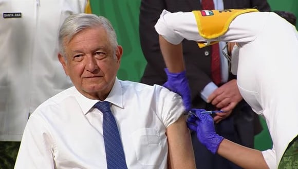 Andrés Manuel López Obrador recibió la primera dosis de AstraZeneca durante su rueda de prensa matutina (Foto: Getty Images)