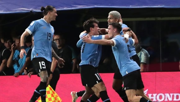 Ronald Araújo (right) of Uruguay celebrates his goal today in a South American qualifier match for the 2026 World Cup between Argentina and Uruguay at La Bombonera stadium in Buenos Aires, Argentina. | Photo by Luciano González / EFE