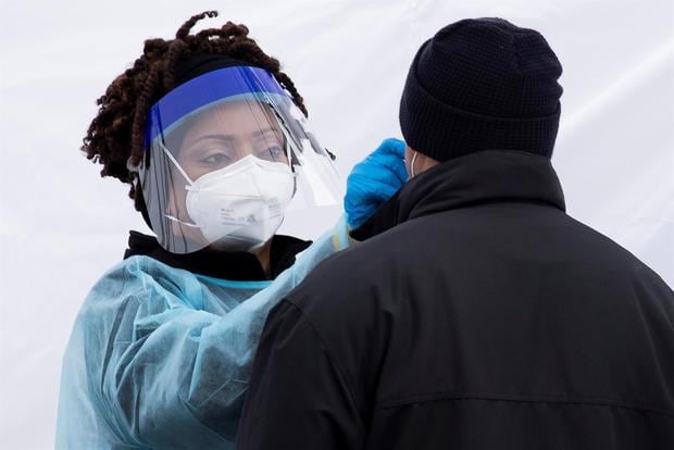 Una enfermera hace una prueba de coronavirus a una persona en el Distrito de Columbia, en Washington, DC, Estados Unidos, el 29 de diciembre de 2021 (Foto: EFE)