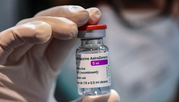 Lote de un poco menos de 300.000 dosis de la vacuna de AstraZeneca llegará al Perú en abril. (Foto: Miguel MEDINA / AFP).