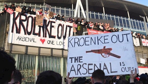 Los hinchas de Arsenal se mostraron en contra de los directivos tras el intento por pertenecer a la Superliga. (Foto: EFE)