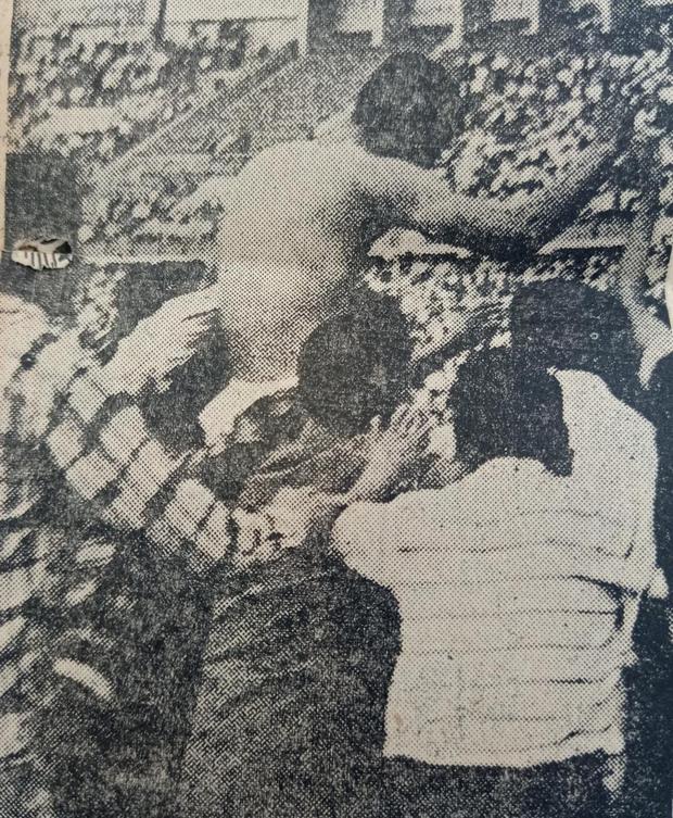 Daniel "Chino"  Ruiz es cargado en hombros luego del título de 1959. (Archivo El Comercio/ Hemeroteca)