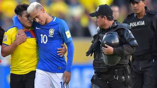 Neymar abrazó y regaló camiseta a hincha ecuatoriano que ingresó a la cancha