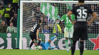 Claudio Bravo fue más: Santos Borré falló penal en Frankfurt vs. Betis por la Europa League [VIDEO]