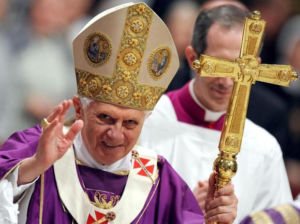 Según la Santa Sede, el Papa emérito Benedicto XVI murió a los 95 años el 31 de diciembre de 2022. Nacido como Joseph Ratzinger en Baviera, Alemania, el 16 de abril de 1927, fue nombrado líder de la Iglesia Católica el 19 de abril de 2005, sucediendo al difunto pontífice Juan Pablo II. (Foto: EFE/EPA/ETTORE FERRARI)