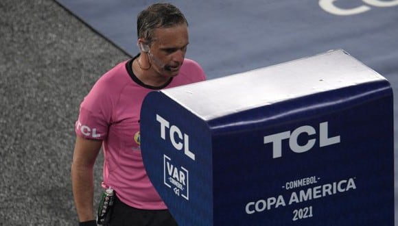 Patricio Loustau estuvo como juez principal en el debut de Perú en la Copa América, ante Brasil. (Foto: AFP)