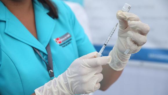 En principio, la segunda dosis de la vacuna contra el COVID-19 será aplicada en el mismo centro de vacunación en el que recibió la primera dosis. (Foto: Andina)