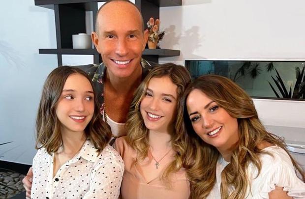 Andrea Legarreta y Erik Rubin y sus dos hijas: Mía y Nina (Foto: Andrea Legarreta/ Instagram)