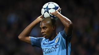 Guardiola no tenía idea: Fernandinho anunció su salida del City en conferencia de prensa