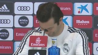 Casi se cae: Solari pasó incómodo momento en rueda de prensa del Real Madrid [VIDEO]