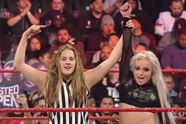Liv Morgan venció a Ruby Riott con Sarah Logan como árbitro. Luego del combate, Morgan atacó a Riott y después Logan golpeó a Morgan. (Foto: WWE)