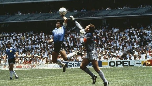 Diego Maradona anotó el gol denominado como ‘La Mano de Dios’ con la selección argentina al exgolero inglés Peter Shilton en el Mundial México 1986. (Foto: Bob Thomas Sports)