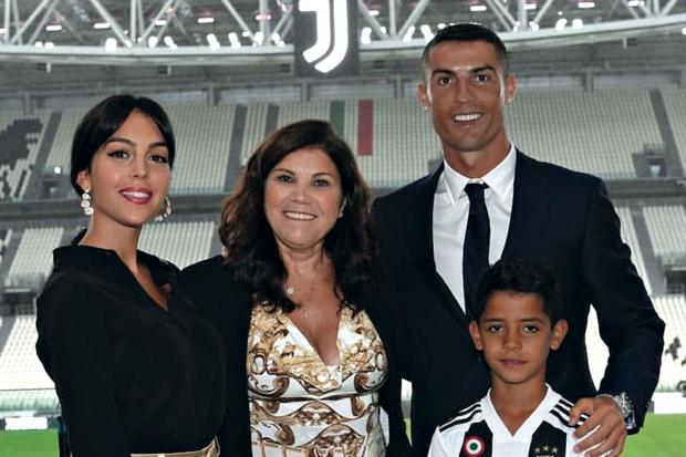 Georgina Rodríguez, Cristiano Ronaldo, su hijo y la madre del futbolista  (Foto: Juventus)