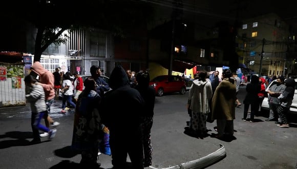 Personas permanecen en las calles después de registrarse un terremoto la madrugada de este jueves en la Ciudad de México. (EFE/ Sáshenka Gutiérrez).