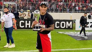 Con el trofeo entre sus manos: el festejo de Anderson Santamaría tras ser campeón de Liga MX