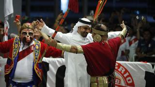 Un qatarí flameando nuestros colores: el banderazo de los hinchas de la Selección Peruana en Doha